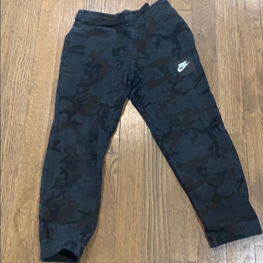 Boys Nike joggers camp size 7